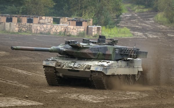 ウクライナへの供与が決まった独製戦車「レオパルト２」（２０１７年９月、ドイツで）＝ＡＰ
