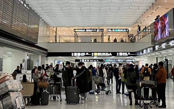 外国人客でにぎわう成田空港の国際線到着ロビー（2022年12月）