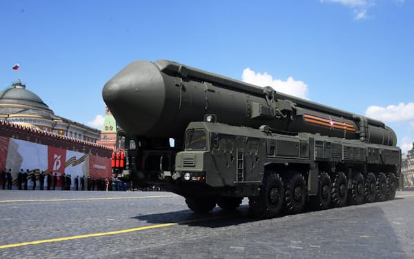 2020年の対ドイツ戦勝記念日のパレードで披露されたロシアの大陸間弾道ミサイル「ヤルス」＝ロイター