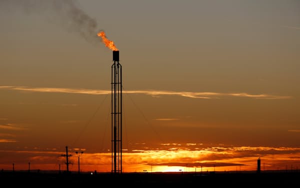A flare burns excess natural gas in the Permian Basin in Loving County, Texas, U.S. November 23, 2019. Picture taken November 23, 2019.  REUTERS/Angus Mordant - RC23NF9DDHQO