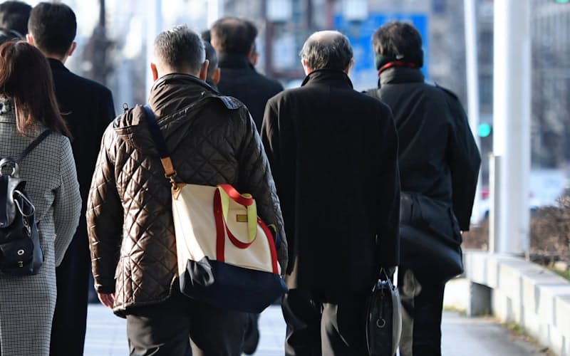 定年後の雇用延長、年金受給開始年齢の引き上げなど、60代は「過渡期」にある 定年後の雇用延長、年金受給開始年齢の引き上げなど、60代は「過渡期」にある