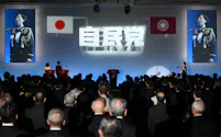 自民党大会で行われた国歌斉唱。壇上で自衛官も国歌を斉唱した(12日、東京都港区)