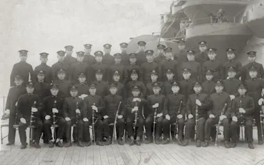 戦艦大和の最上甲板で撮影された若手士官の写真。塚越仲太郎海軍中尉 (3列目の左から7人目)の遺書に同封されていた(1945年1月)