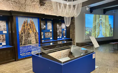 志摩スペイン村のハビエル城博物館内のガウディコーナーには、教会の構造・デザインを構想した「逆さ吊り実験」の模型などの展示がある(17日、三重県志摩市)