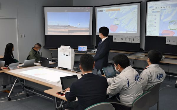 空飛ぶクルマの飛行を想定した運航管理の実証実験（26日、大阪市住之江区）