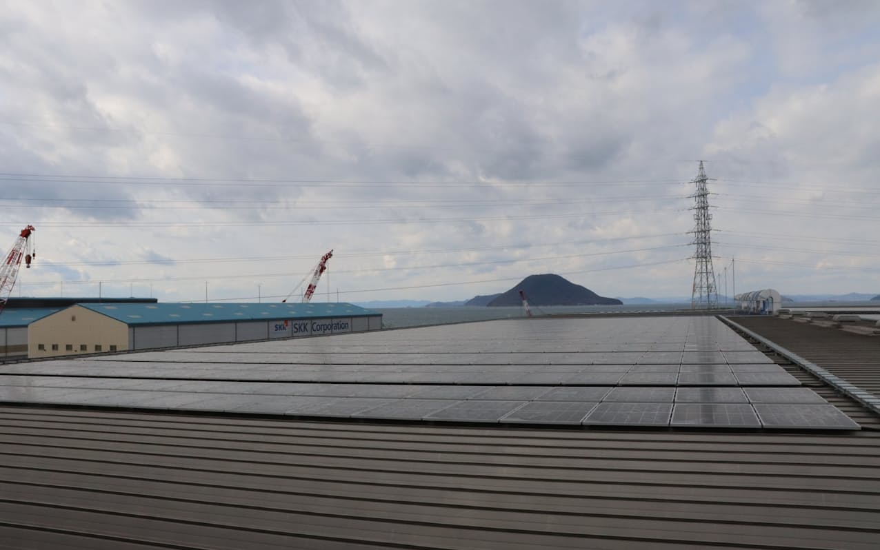多度津工場に太陽光発電設備を導入した（26日、香川県多度津町）