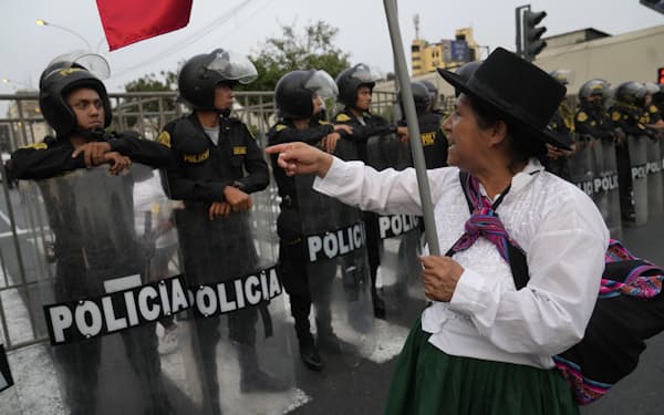 亜鉛鉱石の主要産出国のペルーでは反政府デモが激化（AP）