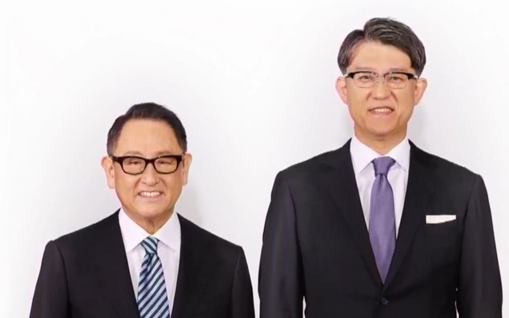 トヨタ自動車の新社長に就任する佐藤恒治執行役員（右）と会長になる豊田章男社長=YouTubeから