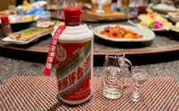 中国の宴会で供される貴州茅台酒(3月下旬、遼寧省大連市)
