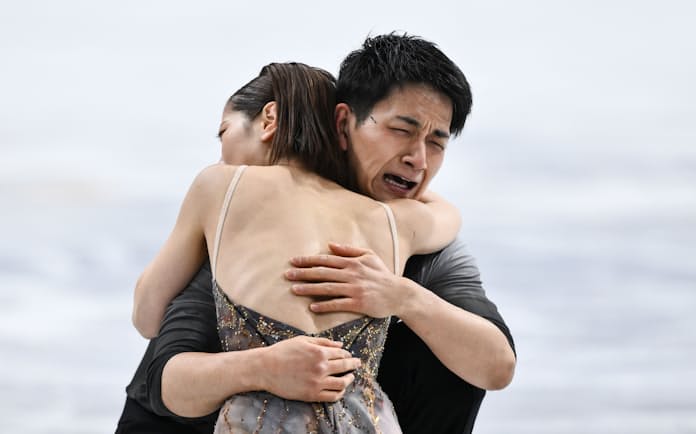 演技中のりくりゅう