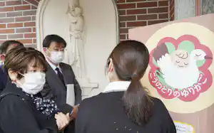 熊本市の慈恵病院を視察する、自民党の「内密出産」について考えるプロジェクトチームの松野博一座長ら(4月6日)=共同 熊本市の慈恵病院を視察する、自民党の「内密出産」について考えるプロジェクトチームの松野博一座長ら(4月6日)=共同