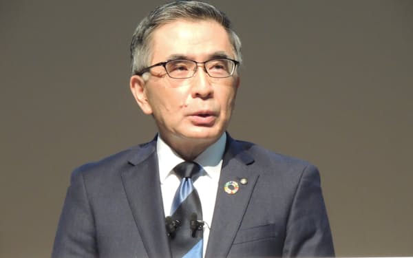 2030年度に向けた成長戦略を発表するスズキの鈴木俊宏社長