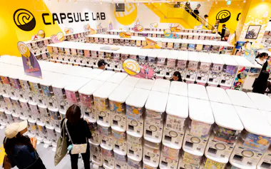 たくさんのカプセルトイが並ぶカプセルラボ 原宿竹下通り店(東京都渋谷区)