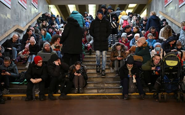 People take shelter inside a metro station during massive Russian missile attacks in Kyiv, Ukraine January 26, 2023. REUTERS/Viacheslav Ratynskyi