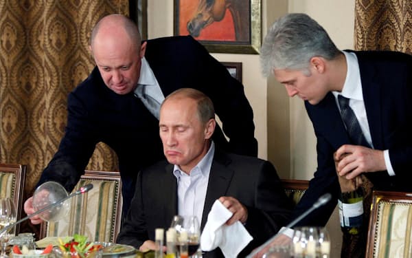 民間軍事会社「ワグネル」は「プーチン大統領の料理人」として知られるプリゴジン氏㊧が創設した＝ロイター