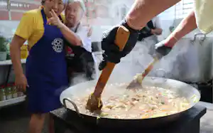 野菜や肉を入れた具だくさんの焼きそばが特徴(11日、サンパウロ州) 野菜や肉を入れた具だくさんの焼きそばが特徴(11日、サンパウロ州)