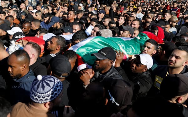 イスラエル軍と過激派のヨルダン川西岸北部ジェニンでの戦闘で亡くなったパレスチナ人の葬儀（26日）＝ロイター