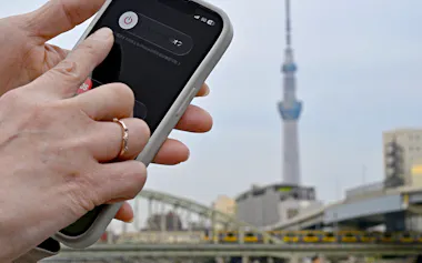 スマートフォンの電源をオフにして町に出かけるのもデジタルデトックスになる=岩田 陽一撮影
