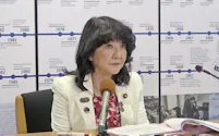 記者会見する片山財務相(17日、米首都ワシントン)=共同