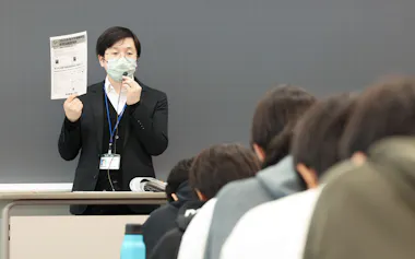 河合塾新宿校で行われた高卒生コースのホームルーム(4月14日、東京都新宿区)