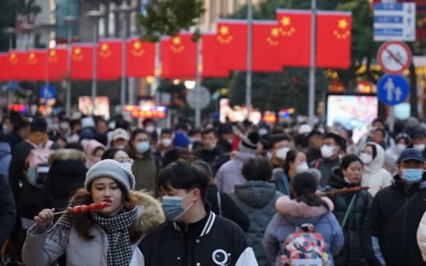 上海市の繁華街は多くの人でにぎわった（25日）