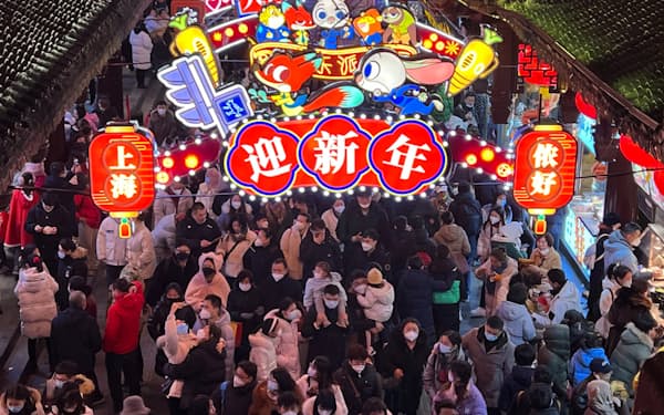 新年の飾り付けがされた上海市内の観光地（25日）