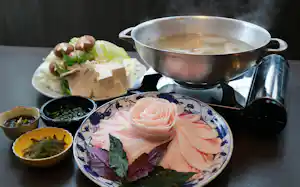 まつもとの「あぐーしゃぶしゃぶセット」(肉と野菜は4人前。4月16日、那覇市) まつもとの「あぐーしゃぶしゃぶセット」(肉と野菜は4人前。4月16日、那覇市)