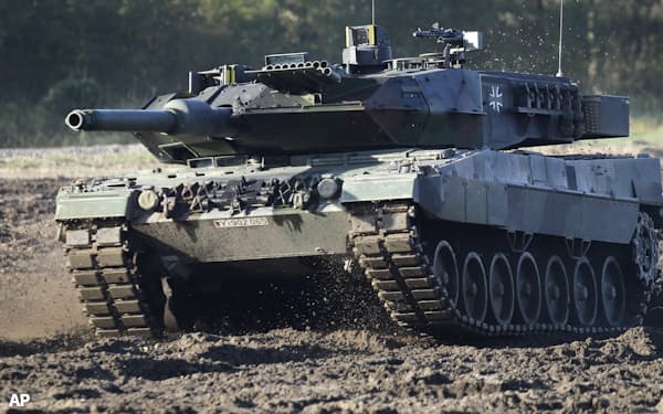 ドイツやポーランドがウクライナに供与する主力戦車「レオパルト2」=AP