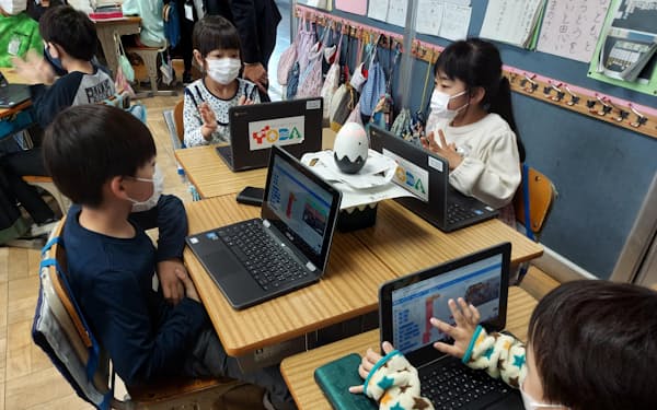 先進的なICT教育で知られる埼玉県戸田市の小学生は端末を器用に操作する