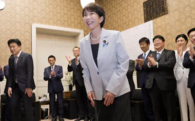 予算成立後のあいさつ回りで、自民党の参院議員らに拍手で迎えられる高市首相(7日、国会内)