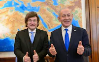 イスラエルのネタニヤフ首相㊨とアルゼンチンのミレイ大統領(19日、エルサレム)=イスラエル政府報道室提供