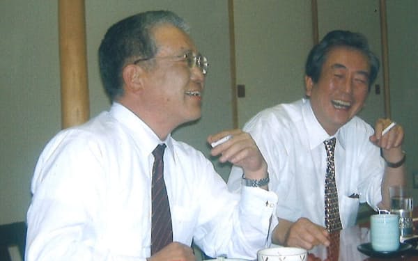 山田さん（右）と談笑する筆者