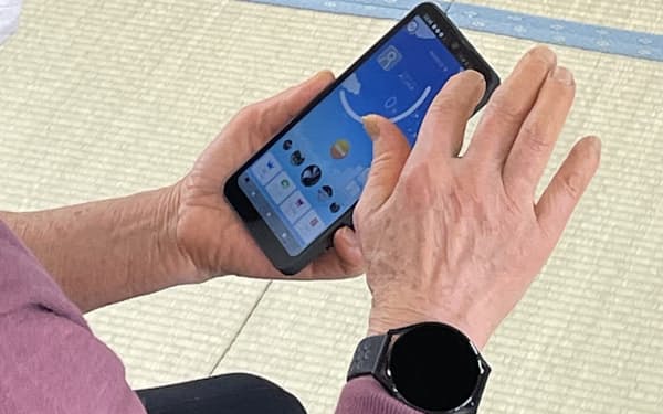 NTTドコモは２０２３年度中にも携帯の利用履歴から高血圧になる習慣リスクをAIで推定するサービスを始める（広島県神石高原町の実証実験の様子）