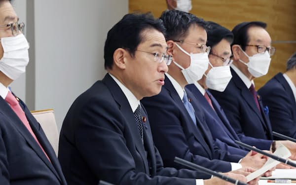 新型コロナウイルス感染症対策本部の会合で「5類」への移行の方針を表明する岸田首相（27日、首相官邸）