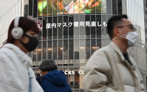 岸田首相が新型コロナウイルスの感染症法上の扱いを「5類」へ移すよう指示したニュースを伝える街頭モニター（20日、東京都渋谷区）