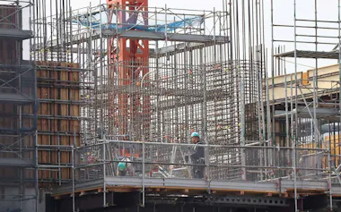東京都内の再開発工事の様子。建設現場には大量の鉄筋が積み上がる
