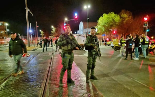 銃撃のあったエルサレムの現場付近に展開するイスラエル警察部隊＝27日（同国警察提供・共同）