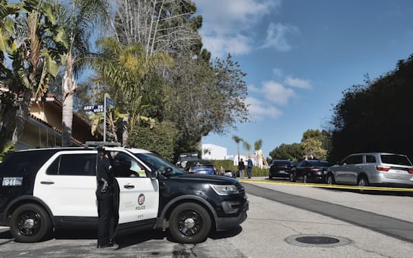 28日、銃撃事件があった現場周辺で警戒する警察官（米ロサンゼルス）＝AP