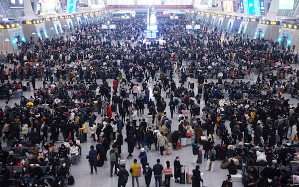 行動制限のない春節休暇を4年ぶりに迎え、駅や空港は旅行客らで混雑した（20日、浙江省杭州市の鉄道駅）=ロイター