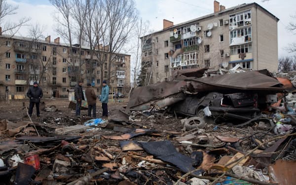 ロシア軍による攻撃を受けたウクライナ東部ドネツク州コスチャンチニフカの住民ら（28日）＝ロイター