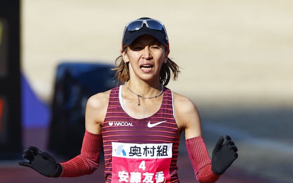 大阪国際女子マラソンで3位に入った安藤友香（29日、ヤンマーフィールド長居）＝共同
