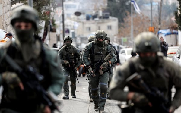 銃撃事件を受け警戒を強めるイスラエル治安部隊（28日、エルサレム）＝ロイター