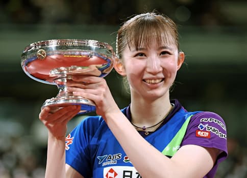 卓球の全日本選手権女子シングルスで優勝を果たし、皇后杯を掲げる早田ひな。ダブルス、混合ダブルスも制し3冠を達成した=29日、東京体育館（代表撮影）