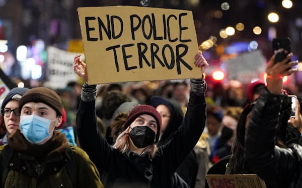 警察による暴行で亡くなったニコルズさんの映像公開後、抗議活動が広がった（28日、ニューヨーク）＝ロイター