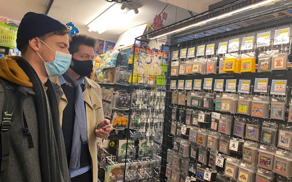 中古ゲーム店、スーパーポテト秋葉原店でゲームボーイのソフトを探すドイツからの旅行者（1月18日、東京都千代田区）