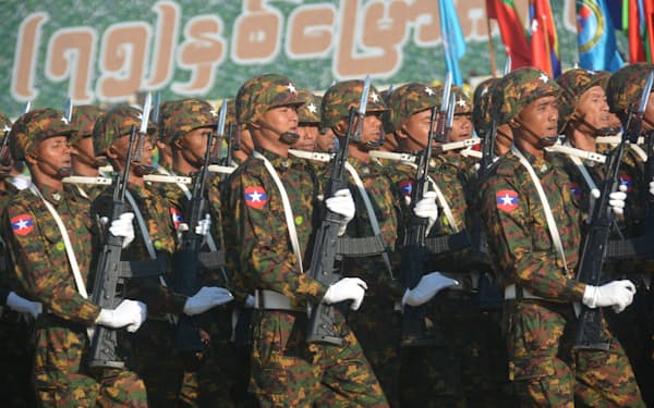 独立75周年を記念する式典で行進する国軍兵士（1月4日、ネピドー）