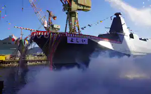 三菱重工長崎造船所で進水したもがみ型護衛艦「よしい」(2025年12月22日、長崎市) 三菱重工長崎造船所で進水したもがみ型護衛艦「よしい」(2025年12月22日、長崎市)
