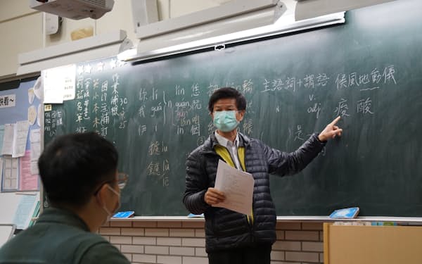 台湾語を教える黄耀庭さんは、この数年で若い学習者が増えてきたと話す（2022年12月、台北市内）
