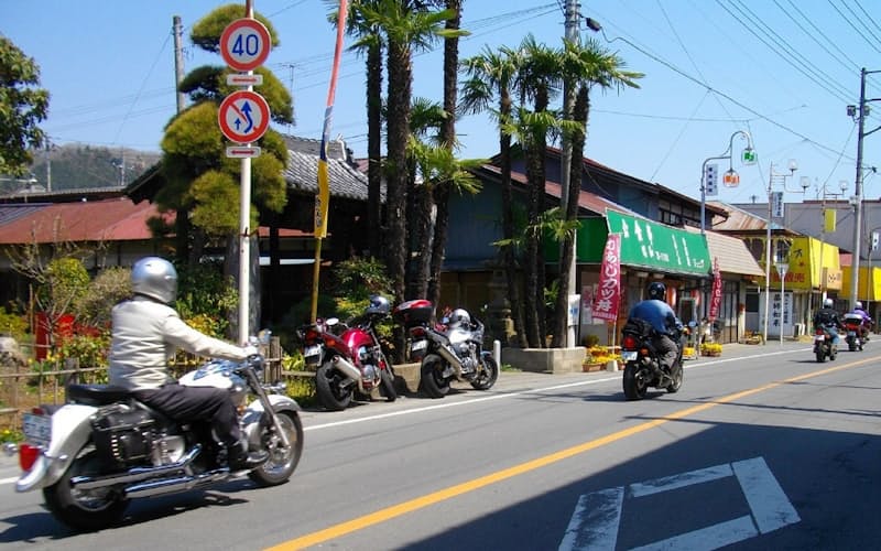 埼玉県小鹿野町では週末ともなると数百台のバイクが町内に集結する