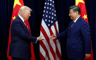 2025年10月30日、韓国・釜山にある韓国空軍基地内で会談したトランプ米大統領㊧と習近平中国国家主席=ロイター